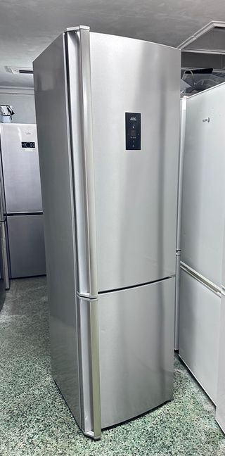 Nevera AEG plateada