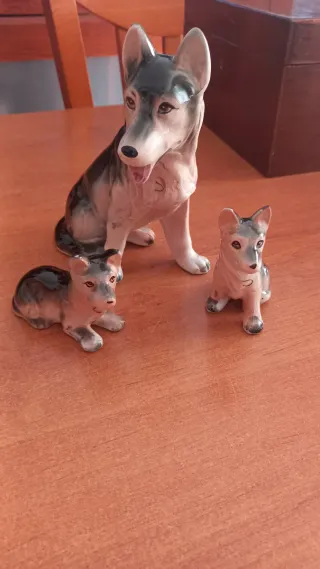 Tre figure di cani in ceramica