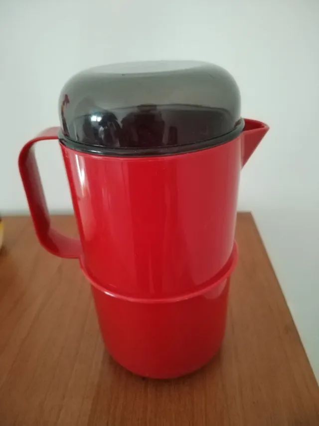 Caraffa rossa con coperchio nero