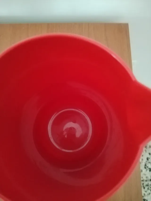 Caraffa rossa con coperchio nero