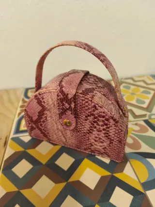 Joyero de viaje con estampado tipo serpiente.