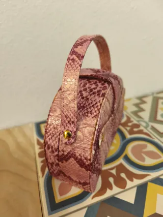 Joyero de viaje con estampado tipo serpiente.