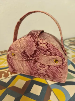 Joyero de viaje con estampado tipo serpiente.