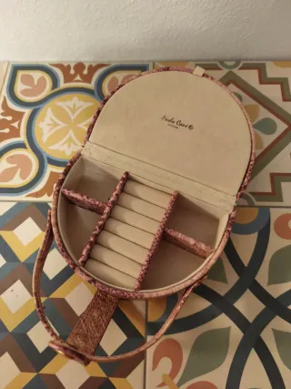 Joyero de viaje con estampado tipo serpiente.