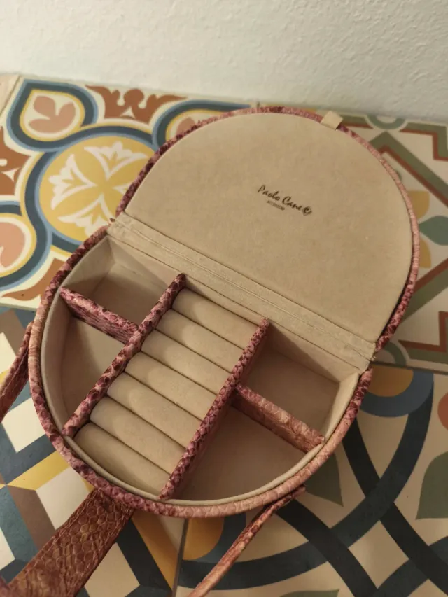 Joyero de viaje con estampado tipo serpiente.