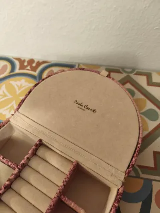 Joyero de viaje con estampado tipo serpiente.