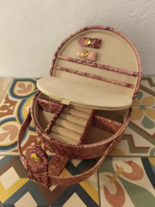 Joyero de viaje con estampado tipo serpiente.