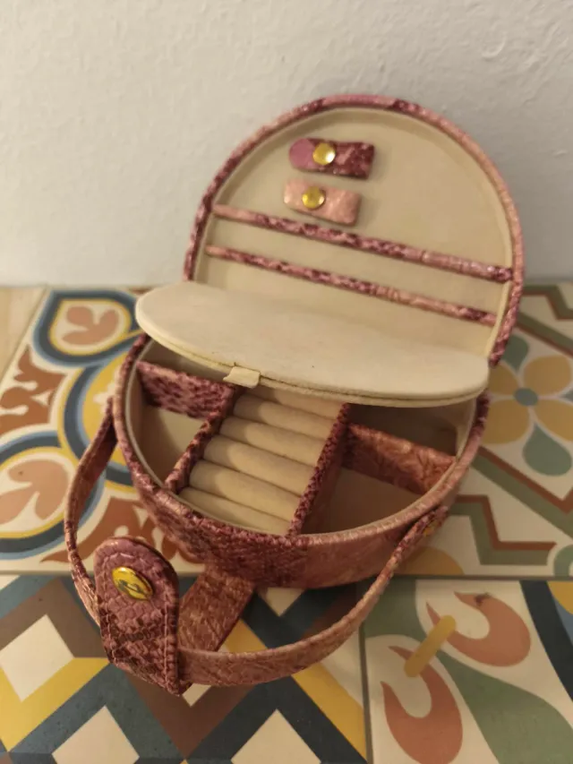 Joyero de viaje con estampado tipo serpiente.