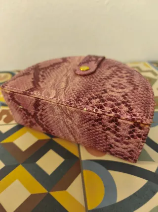 Joyero de viaje con estampado tipo serpiente.