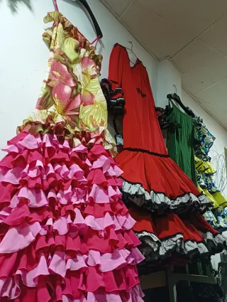 Trajes de flamenca rojos y verdes