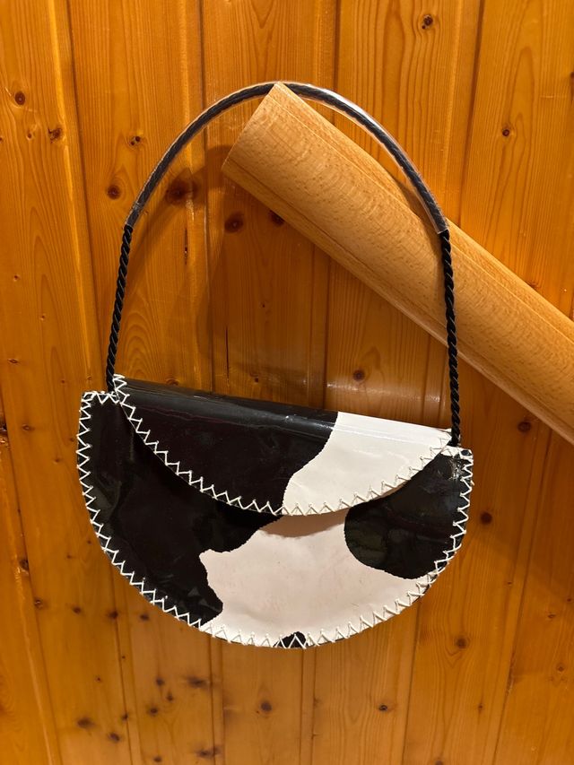 Borsa fatta a mano con design in pelle bovina bianca e nera