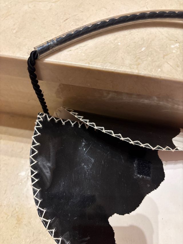 Borsa fatta a mano con design in pelle bovina bianca e nera