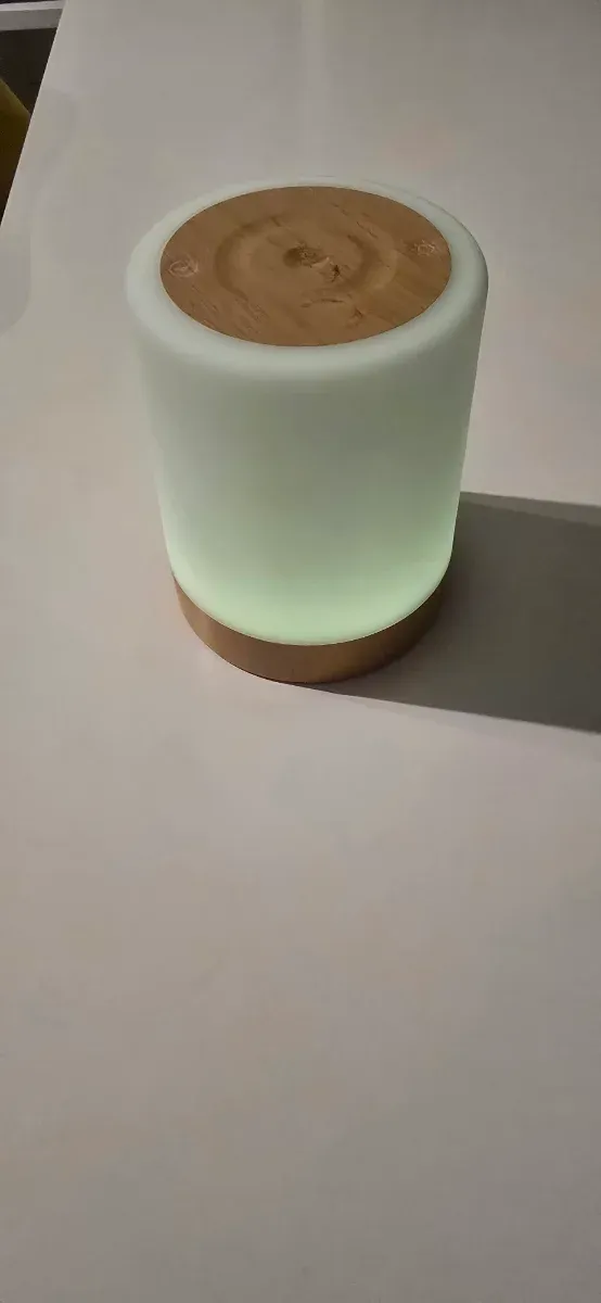 Lámpara de mesa LED azul y madera