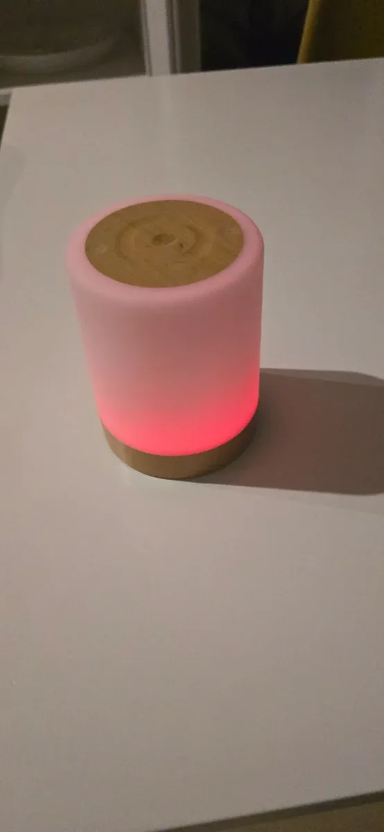 Lámpara de mesa LED azul y madera