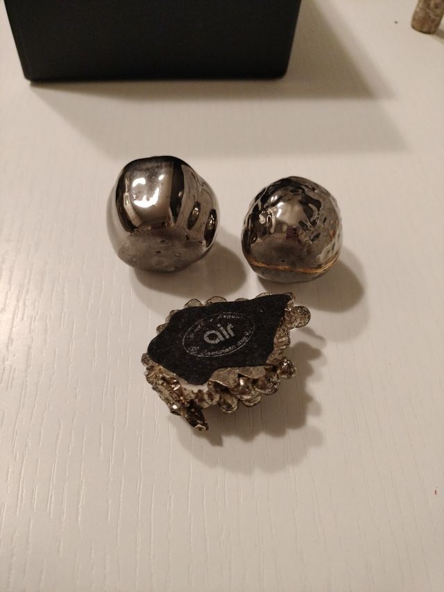 Set 3 piccoli oggetti decorativi in metallo