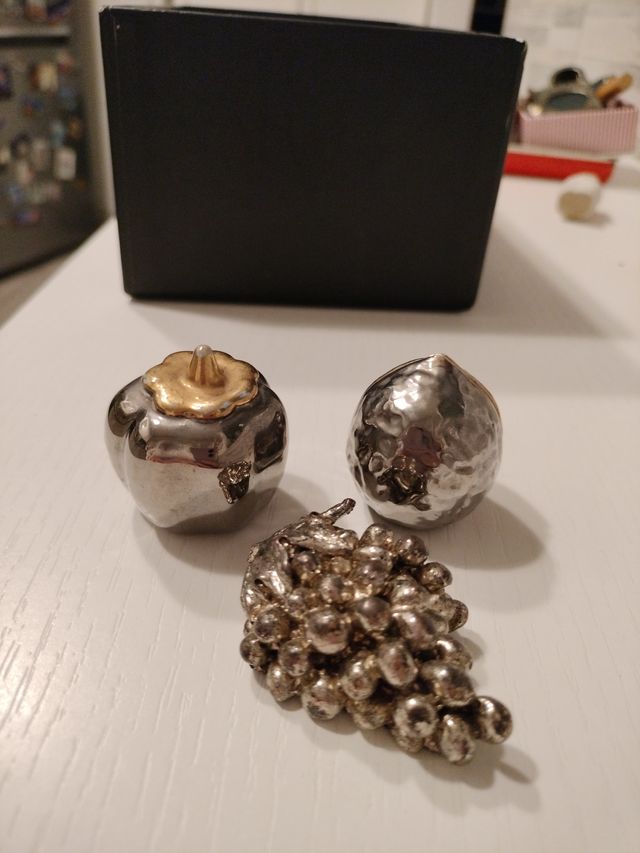 Set 3 piccoli oggetti decorativi in metallo