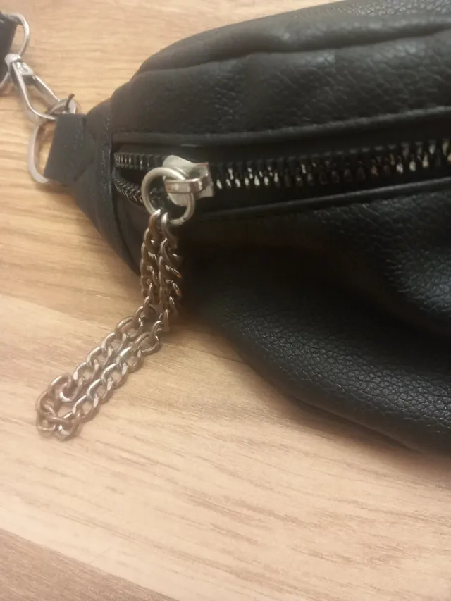 Riñonera negra con cadena