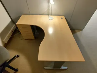 Mesa de oficina en L con cajones