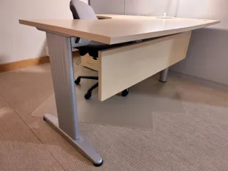 Mesa de oficina en L con cajones