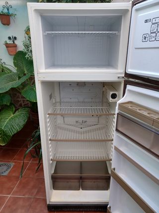 Frigorífico blanco en perfecto estado en TOMELLOSO
