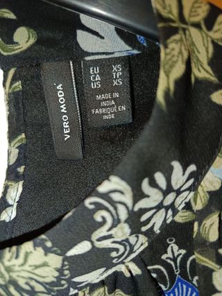 Camisa Vero Moda floral negra