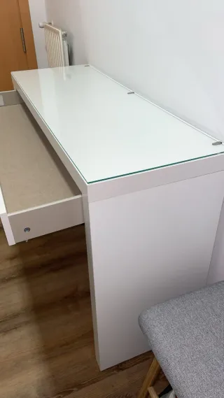 Tocador Malm Ikea con tapa de cristal