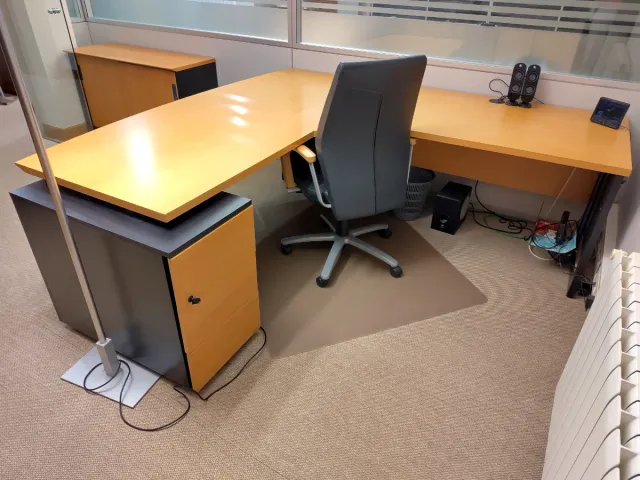 Mesa de despacho en L con cajones
