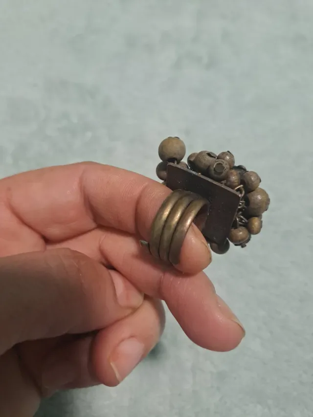 Anillo con detalles dorados y marrones