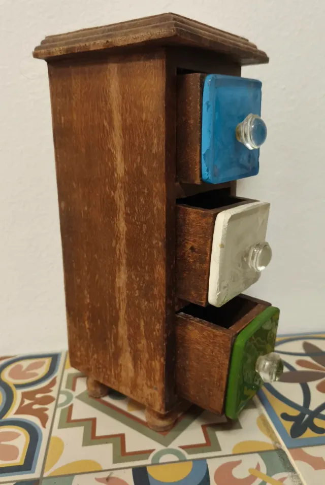 Precioso mueblecito de madera con 3 cajones.
