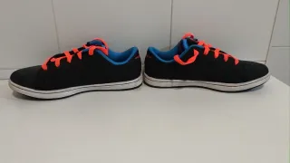 Zapatillas skate Oxelo negras y naranjas