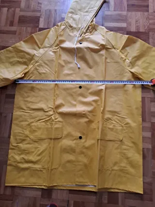 Traje de lluvia amarillo