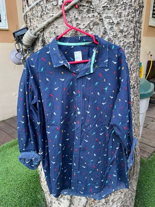 Camisa azul con estampado de pájaros