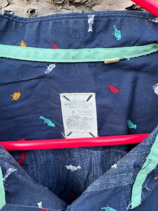 Camisa azul con estampado de pájaros