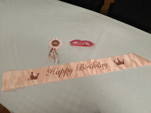 Set Cumpleañera: Banda, pin y gafas.