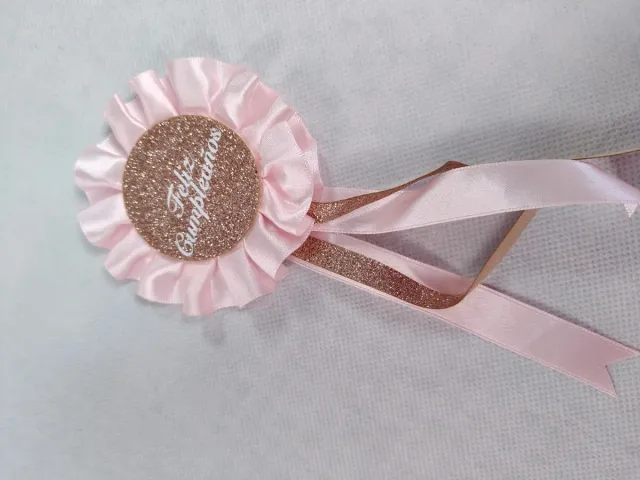 Set Cumpleañera: Banda, pin y gafas.