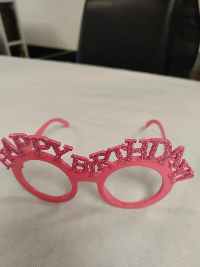 Set Cumpleañera: Banda, pin y gafas.