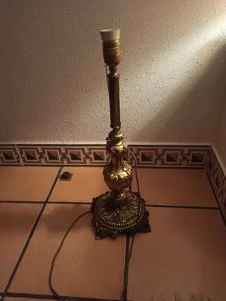 Pie de lámpara dorado metal