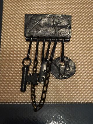 Broche Vestido Llaves Plata Negra