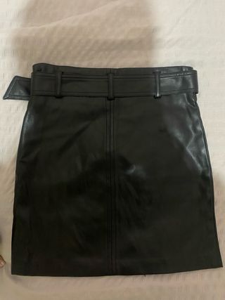 Falda cuero negra corta con cremallera