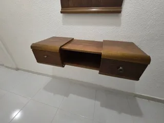 Recibidor de madera con espejo