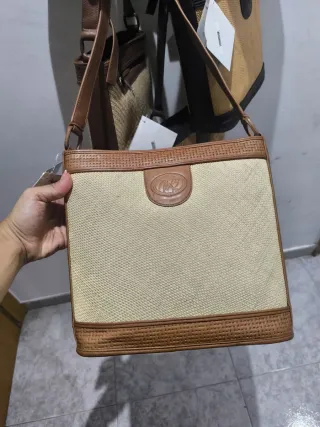Bolso de hombro de rafia y piel
