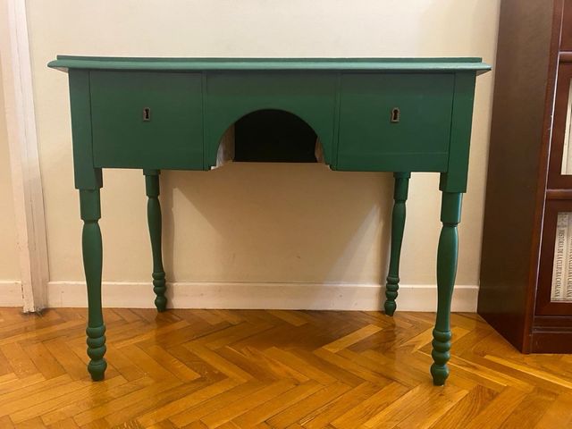 Mueble verde de madera maciza