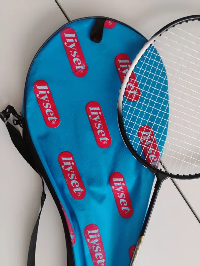 Raqueta de bádminton con funda
