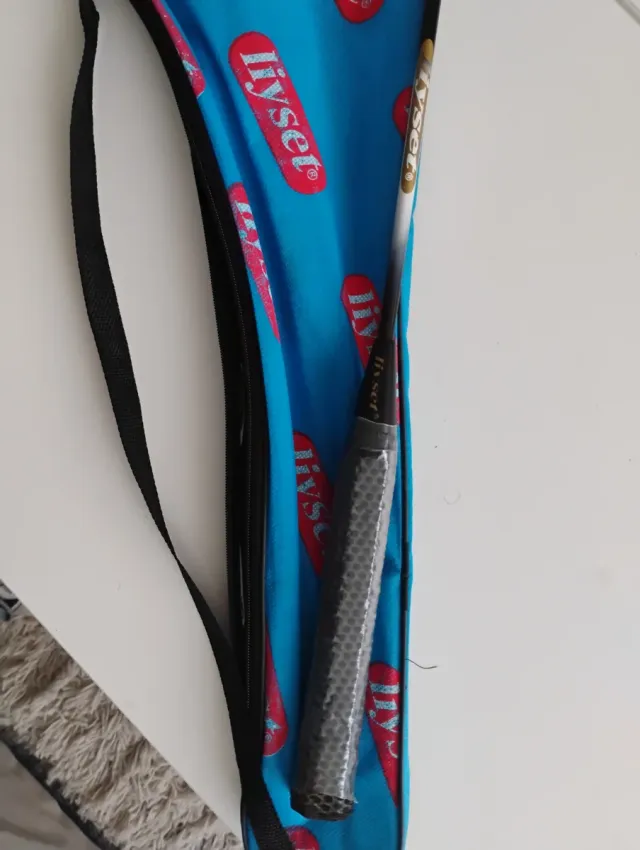 Raqueta de bádminton con funda
