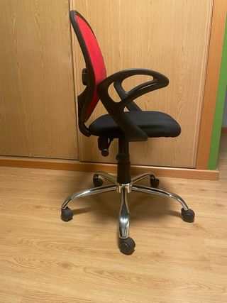 Silla de oficina ergonómica roja y negra
