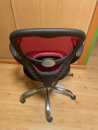 Silla de oficina ergonómica roja y negra