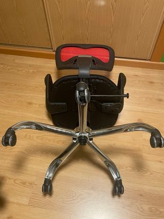Silla de oficina ergonómica roja y negra