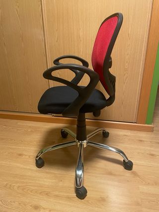 Silla de oficina ergonómica roja y negra