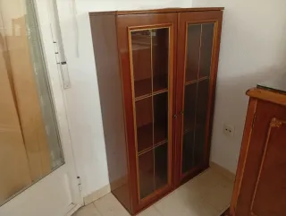 Aparador vitrina madera  cristal y dos lámparas