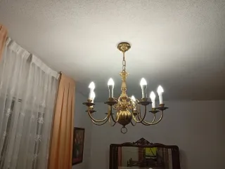 Aparador vitrina madera  cristal y dos lámparas